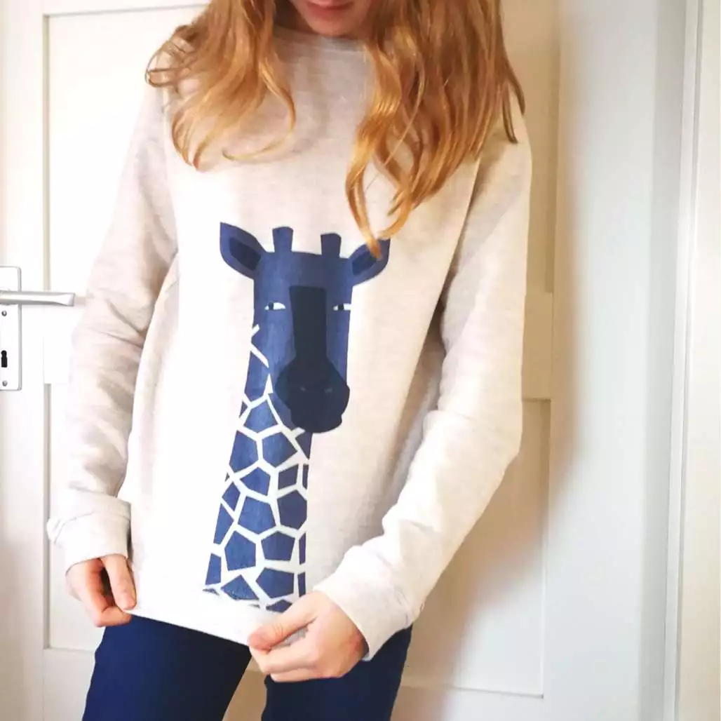 Mädchen mit Pullover Sweater Girafs von LIV+LOU bei Kleidermarie.de